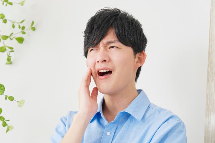 深刻な虫歯で歯が痛い男性