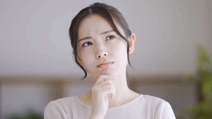 根管治療とはどんな治療か考える女性