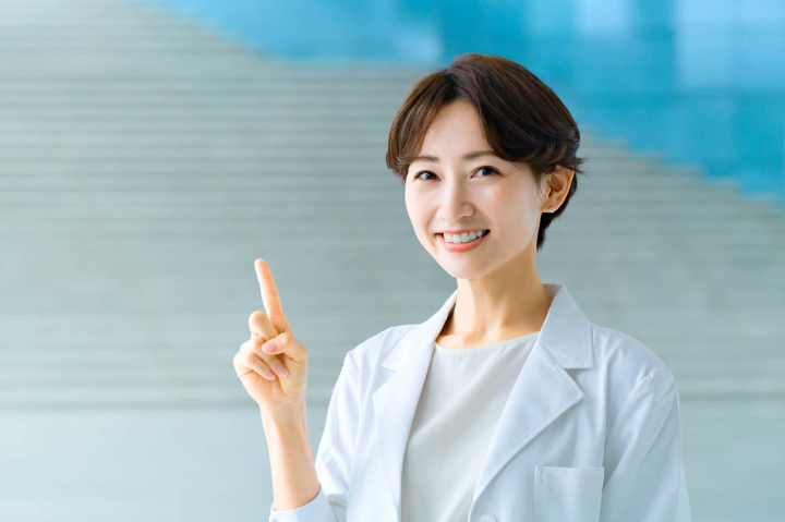 セラミック治療について説明する歯科医