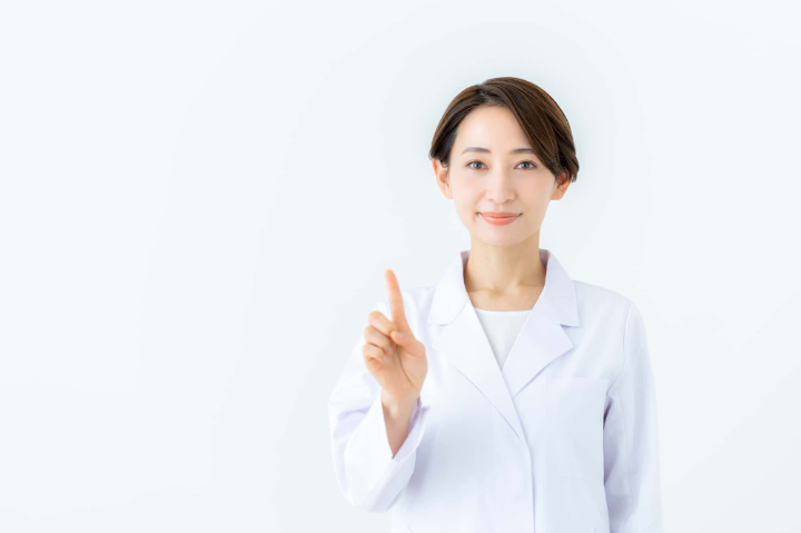 歯周病について説明する歯科医