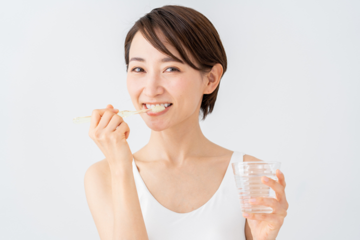 歯を磨く健康的な女性