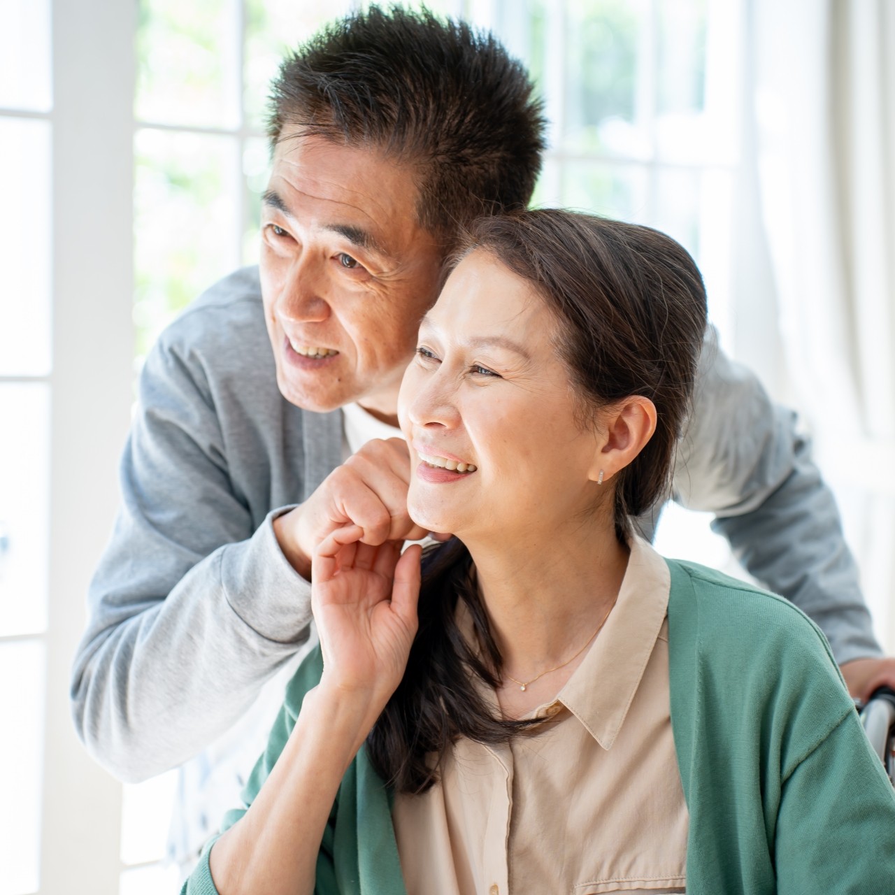 お年寄りの夫婦