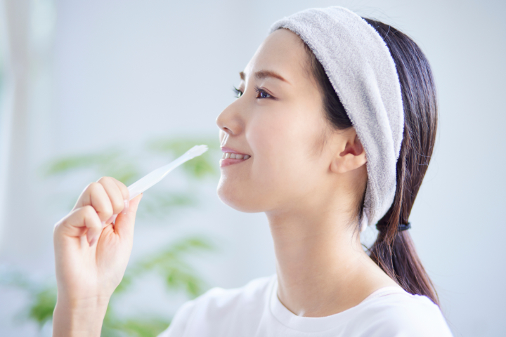 虫歯を予防するため歯を丁寧に磨く女性