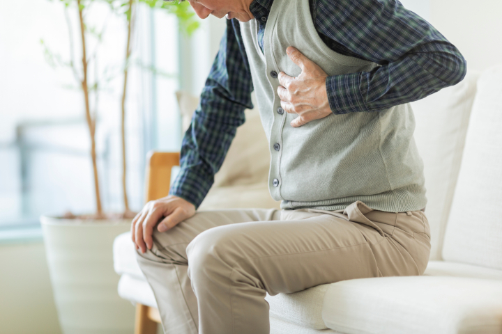 歯周病が引き起こす主な病気の1つの心筋梗塞を発症した男性