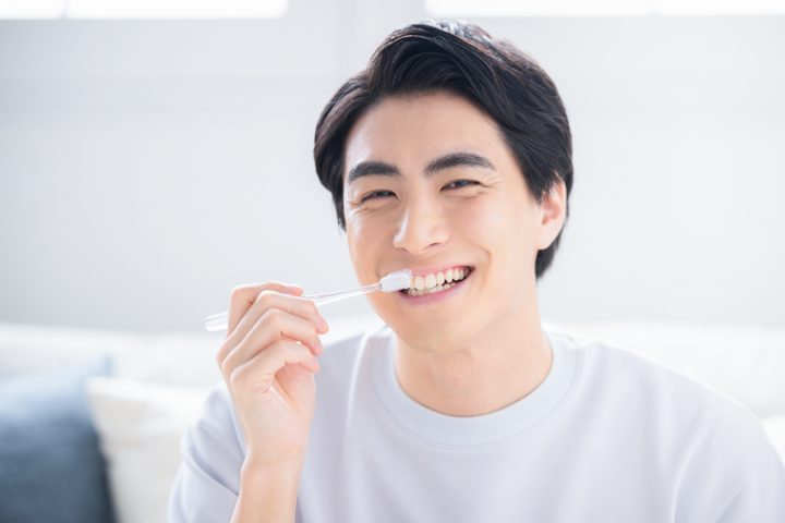 歯周病対策に歯磨きを徹底する男性