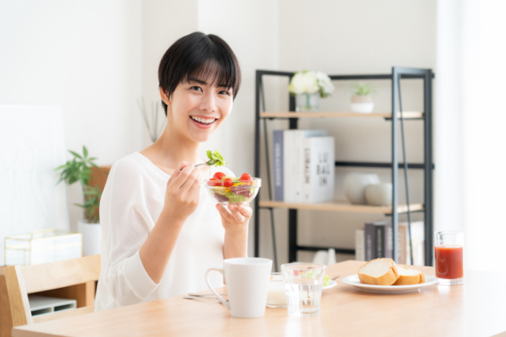 根管治療が終わり美味しく食事をいただく女性