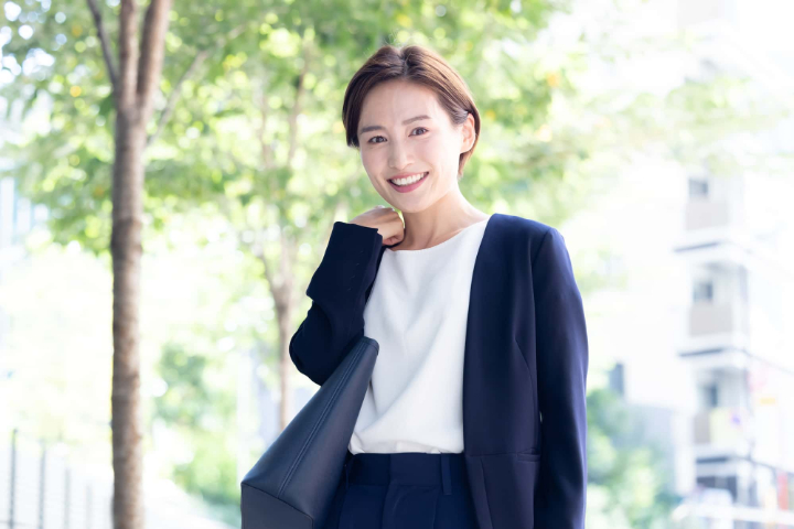 審美歯科の治療をした綺麗な白い歯で笑う女性