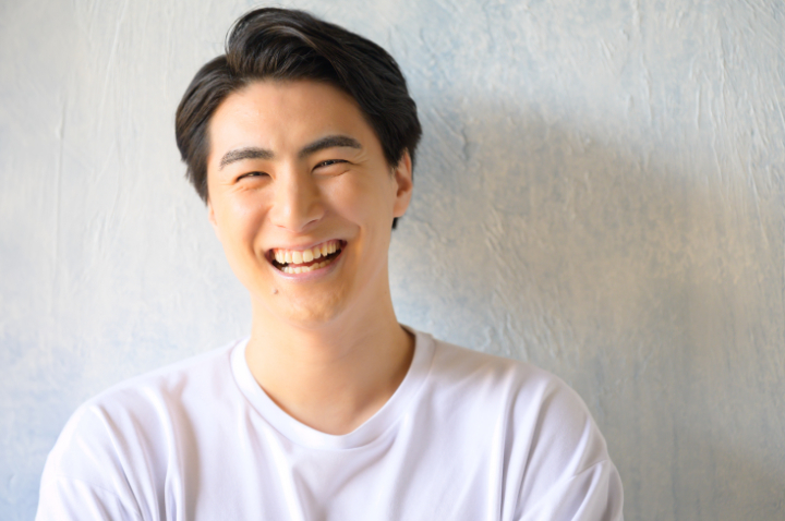 虫歯を治療して笑顔を見せる男性