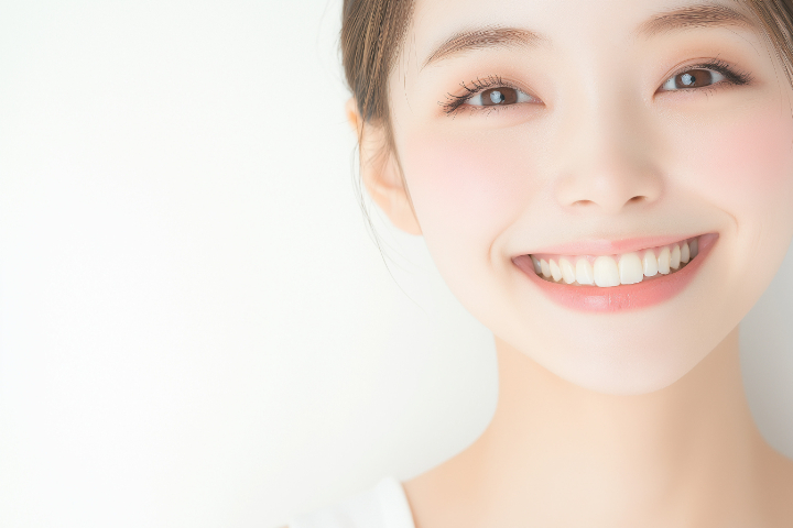 ホワイトニングをした綺麗な歯を見せて笑う女性
