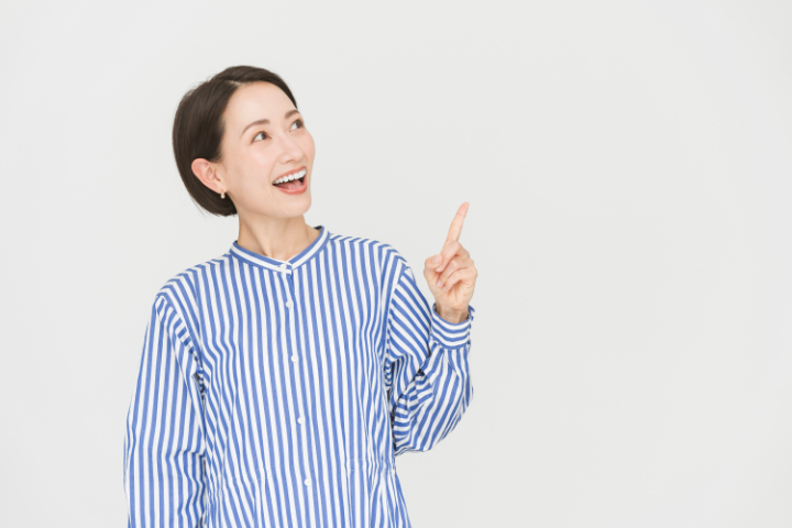 ホワイトニングの選び方を紹介する女性