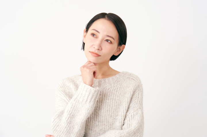 セラミック治療後のメンテナンスはなぜ必要か考える女性