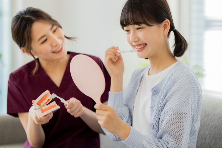 ブラッシング指導を受ける女性