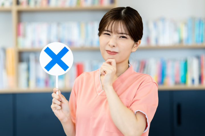 ドックベストセメントができないケースについて説明する女性