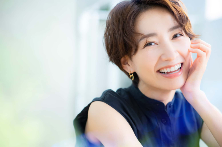 審美歯科で前歯をキレイにした笑顔の女性