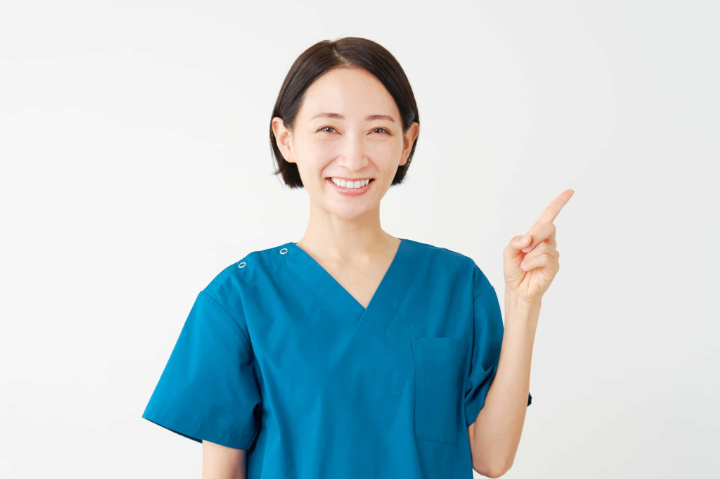 審美歯科について説明する歯科医