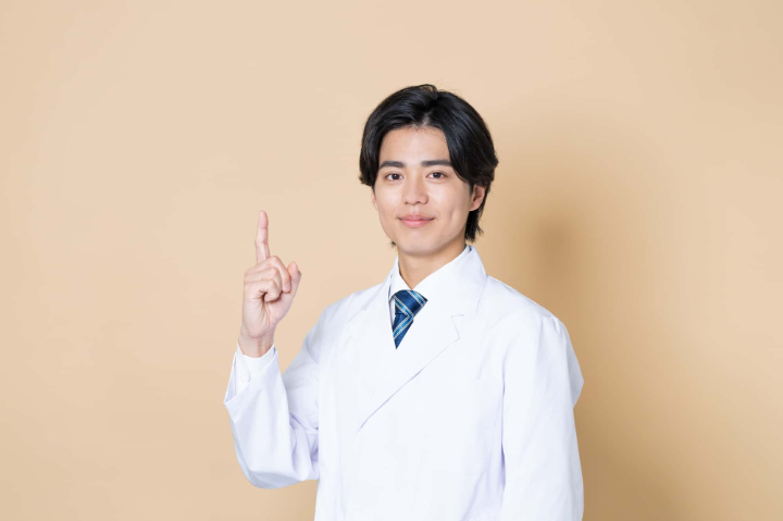 薬を使った虫歯治療「ドッグベストセメント」について説明する歯科医