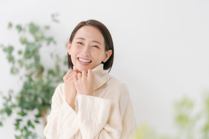 セラミック治療をした美しい歯の笑顔の女性