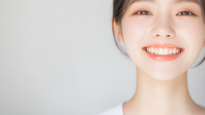 口腔除菌治療を受けて健康な歯茎を保つ女性