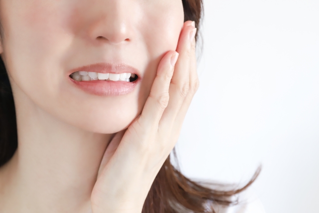 歯が痛い女性