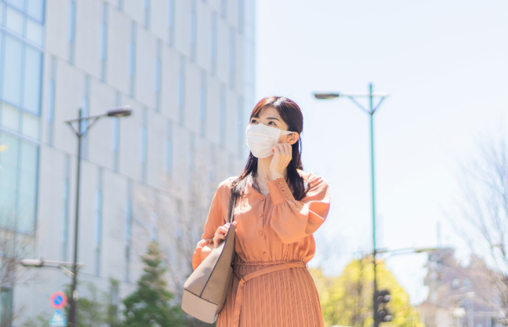 根管治療のため歯科医院に通院している女性