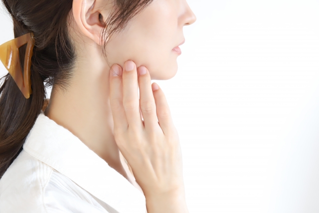 顎を気にする女性