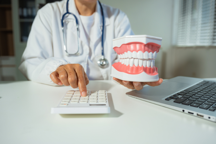 歯のクリーニング費用を提示する歯科医師