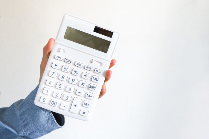 ストリークレーザー治療の費用を提示する男性