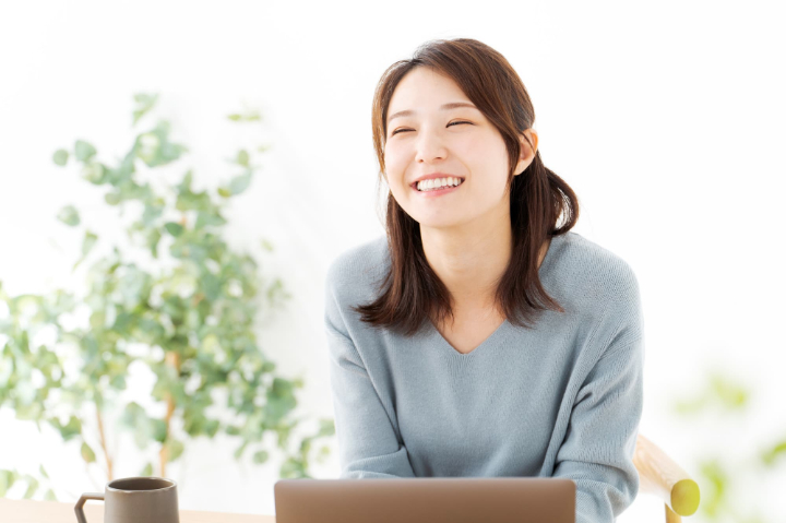 虫歯を治療してからホワイトニングをしたことに満足している女性