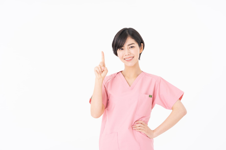 ホワイトニング前に虫歯を治療したほうがよい理由を説明する女性