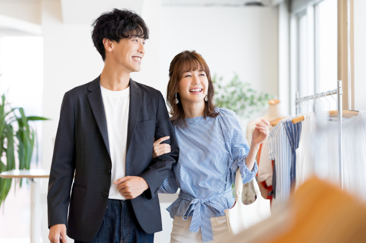 銀歯を白くした女性が自信に満ちた笑顔でデートをしているイメージ