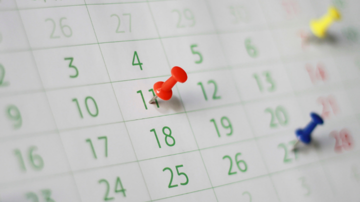 根管治療で複数回通院することを示すピンの刺さったカレンダー