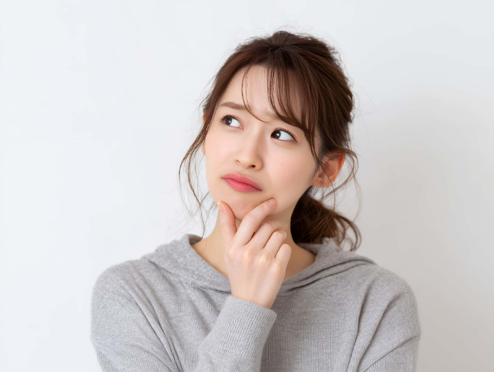 根管治療を中断するとどうなるのか考える女性