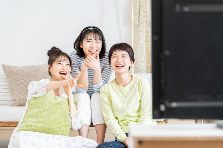 口臭を気にせず友人と団欒する女性