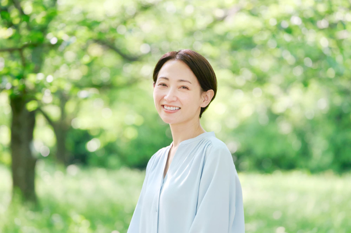 セラミック治療をして自信を持った笑顔の女性