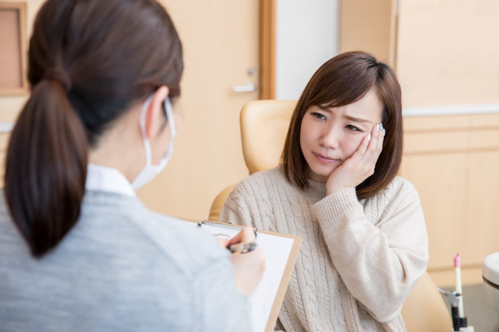 セラミック治療後に歯がしみて歯科医院に来た女性