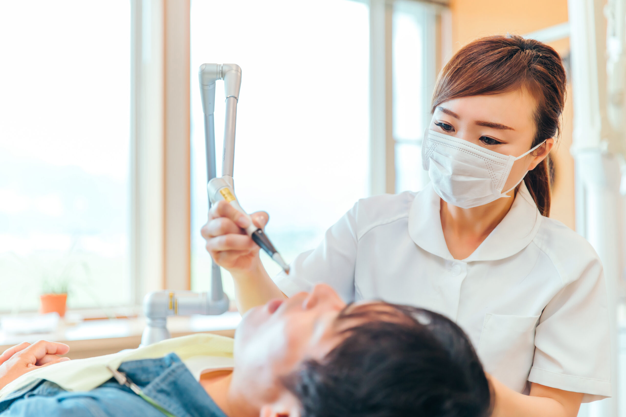 前歯の神経を残す治療について説明するイメージ