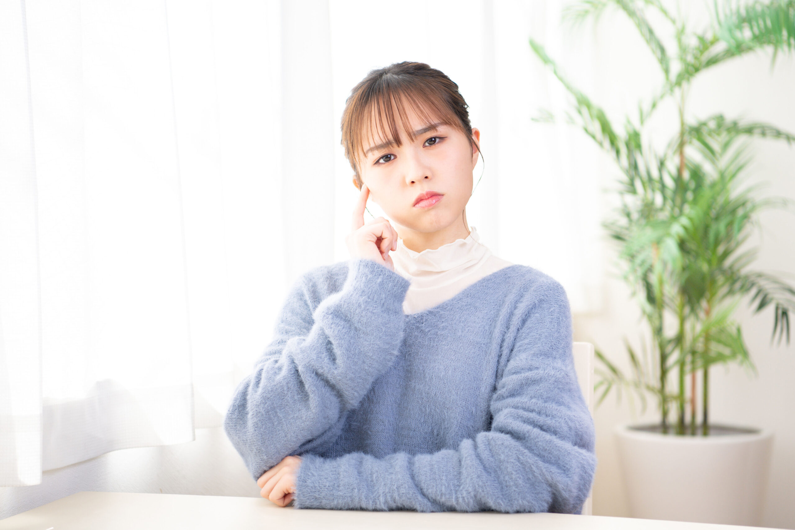しみる症状について悩んでいる女性のイメージ
