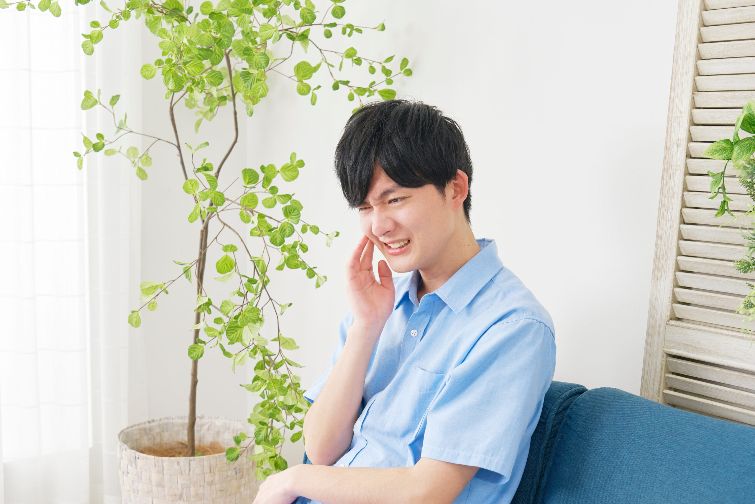 歯がしみる男性のイメージ
