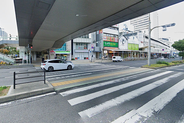 歩道橋下