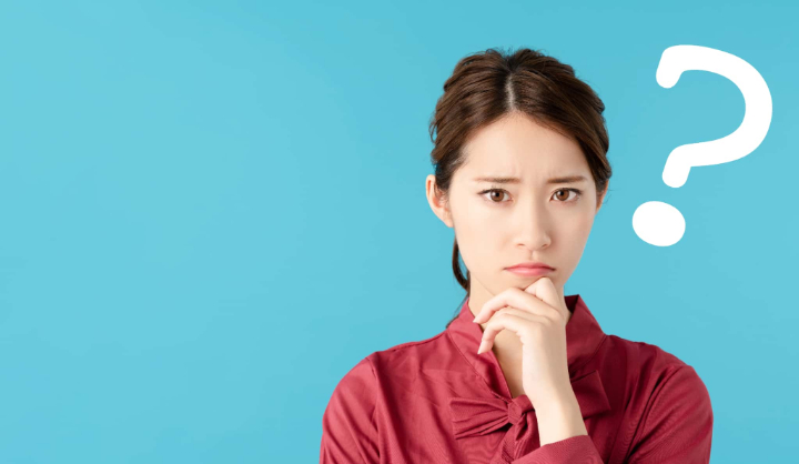 横向きに生えた親知らずは抜いたほうがいいか考える女性