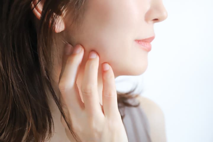 顎が痛くて気になっている女性の横顔