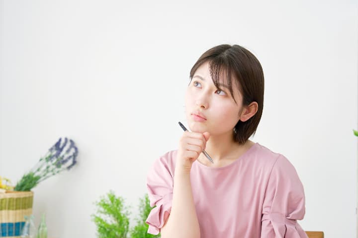 顎関節症の症状がある場合は何科を受診すればよいのか考える女性