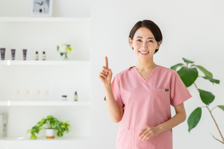 ホワイトニングと歯のクリーニングの違いを説明する歯科医師の女性