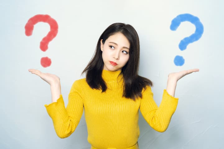 アマルガムとほかの金属素材の違いを考える女性