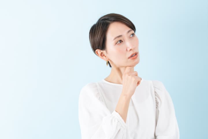 アマルガムとは何か考えている女性