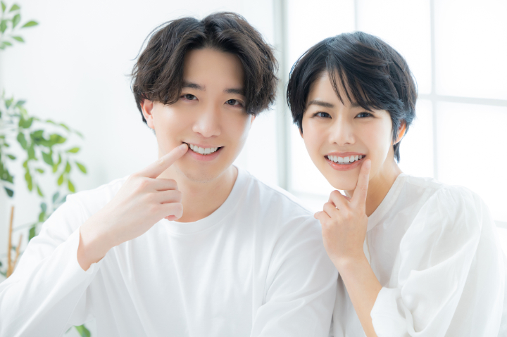 白くなった歯で爽やかな笑顔を見せる男女
