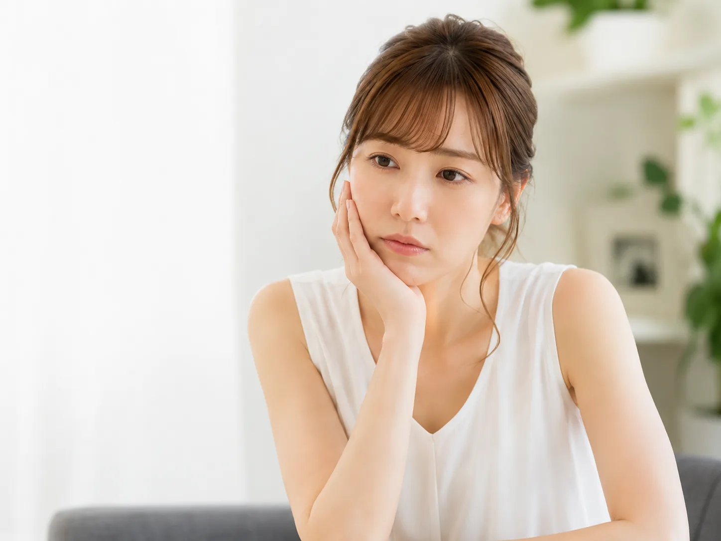 歯のお悩みを抱える女性