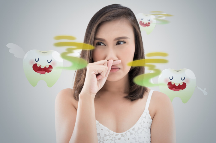 歯石が原因で発生した口臭に鼻をふさぐ女性