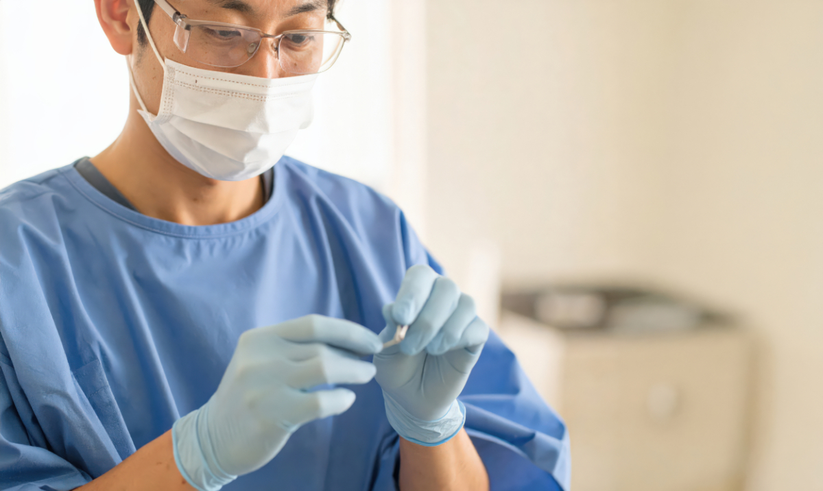 顎関節症の治療を行う歯科医師