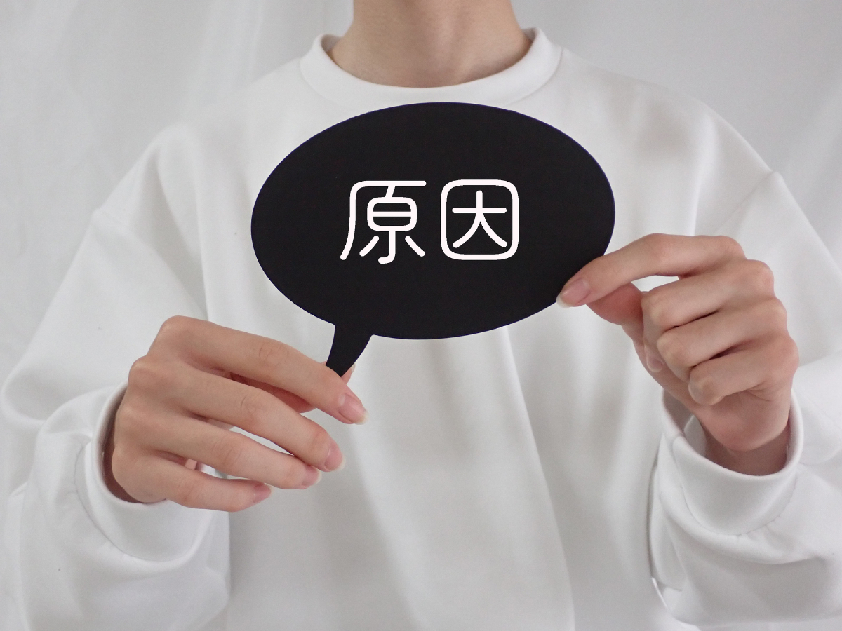 根管治療後に歯の寿命が短くなる原因を伝える女性